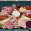 Ambachtelijke tapasplank met fijne vleeswaren en kazen
