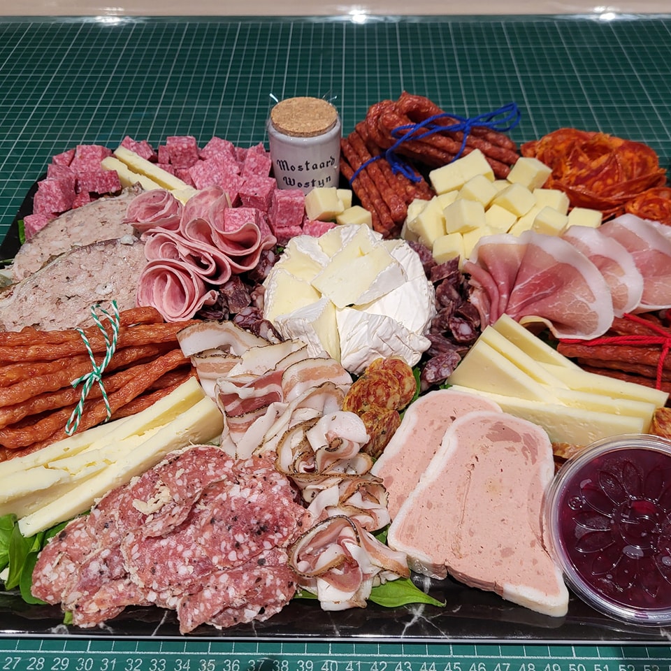 Ambachtelijke tapasplank met fijne vleeswaren en kazen