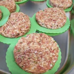 Kaasburger op bord met frietjes en sla
