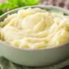 Huisgemaakte aardappelpuree in een kom