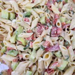 🍝 Nieuw bij Pick-up Boucher: Paepe’s Koude Pasta! Zin in iets fris en smaakvol bij je BBQ of lunch? Onze romige pastasalade zit boordevol kleur en smaak: 🥒 Komkommer – 🌶 Rode paprika – 🍅 Zongedroogde tomaat – 🌿 Lente-ui – 🧀 Mozzarella-balletjes Afgewerkt met een zachte mayo-dressing en verse kruiden. 👉 Gemaakt in eigen keuken, kraakvers en met liefde gemengd!